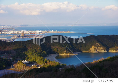 徳島県 日峯山から大神子海岸・鳴門市・淡路島方面を望む 徳島県 日峯山から大神子海岸・鳴門市・淡路島方面を望む 93775951