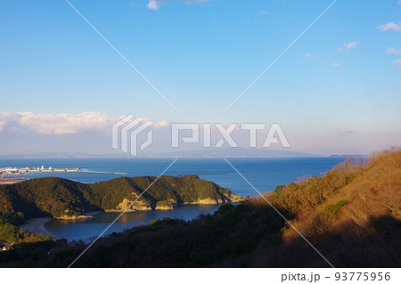 徳島県 日峯山から大神子海岸・淡路島・沼島方面を望む 徳島県 日峯山から大神子海岸・淡路島・沼島方面を望む 93775956
