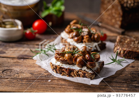 toast with cream cheese and mushroom 93776457