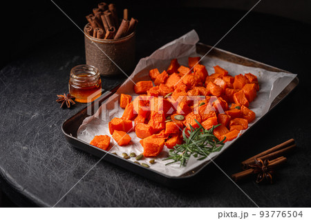 Oven baked pumpkin slices 93776504