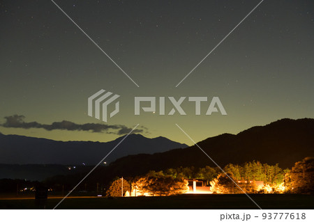 北杜市白州町、夏の宵、東の空、茅ヶ岳の上に昇った木星。下の灯りは尾白の湯 93777618