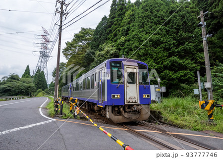 【関西本線】踏切を通過する列車 93777746