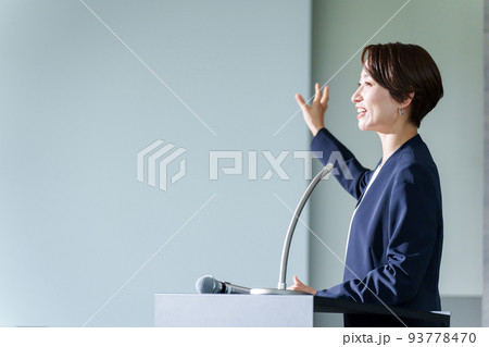 セミナーで話をするビジネスウーマン 93778470