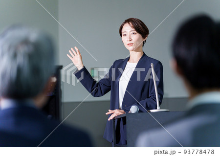 セミナーで話をするビジネスウーマン 93778478