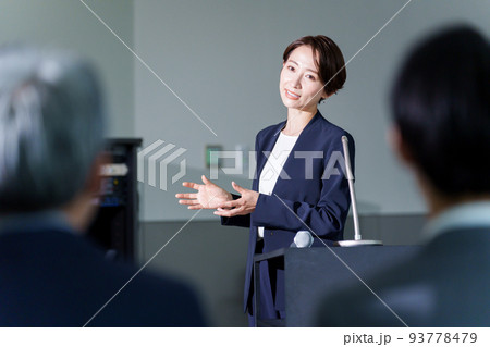 セミナーで話をするビジネスウーマン 93778479