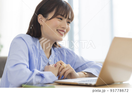 パソコンを見る若い女性 93778672