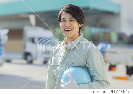 作業着の若い男性 93778677
