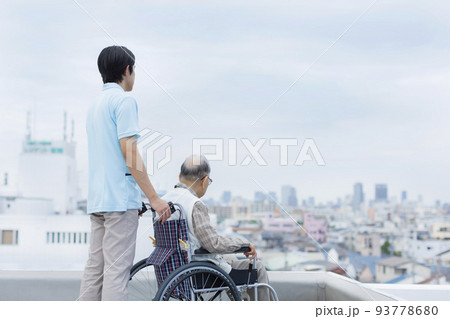 介護士とシニア男性 介護士とシニア男性 93778680