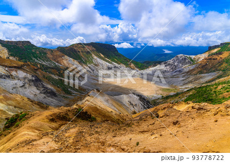 夏の安達太良山・爆裂火口付近の稜線 93778722