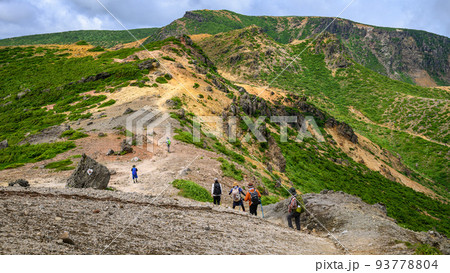 夏の安達太良山・山頂付近の山並み 93778804