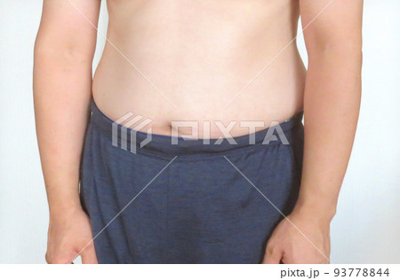 メタボぎみな男性のお腹 93778844