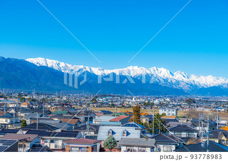 良く晴れた初冬の安曇野市街地と冠雪した北アルプス【長野県】 93778983