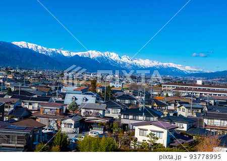 良く晴れた初冬の安曇野市街地と冠雪した北アルプス【長野県】 良く晴れた初冬の安曇野市街地と冠雪した北アルプス【長野県】 93778995