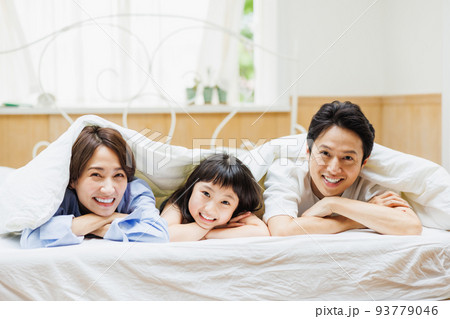 ベットで仲良く過ごす親子 ベットで仲良く過ごす親子 93779046