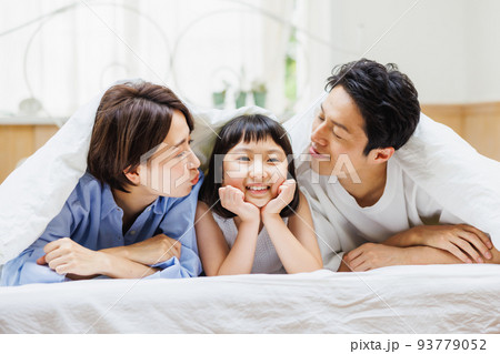 ベットで仲良く過ごす親子 ベットで仲良く過ごす親子 93779052