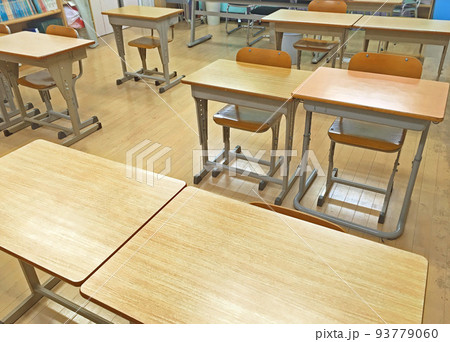 学習机と椅子のある教室 学習机と椅子のある教室 93779060