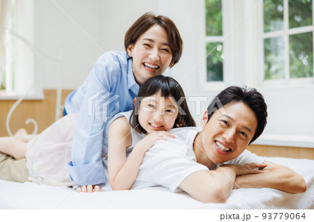 ベットで仲良く過ごす親子 ベットで仲良く過ごす親子 93779064