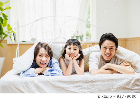ベットで仲良く過ごす親子 ベットで仲良く過ごす親子 93779080