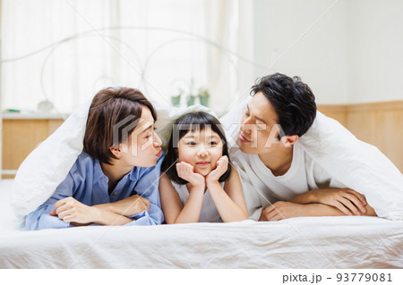 ベットで仲良く過ごす親子 ベットで仲良く過ごす親子 93779081