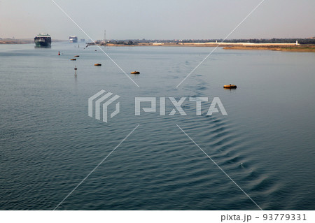 スエズ運河航海中のクルーズ船から望む沿岸風景 93779331