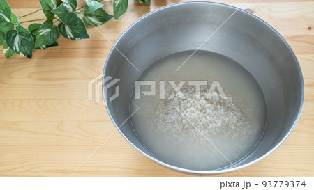 米を研ぐ・洗う 93779374
