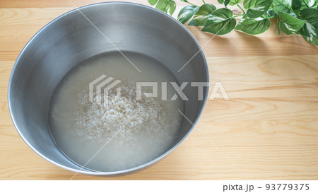 米を研ぐ・洗う 米を研ぐ・洗う 93779375