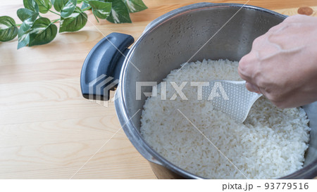圧力鍋で炊いたご飯|炊きたての白米 圧力鍋で炊いたご飯|炊きたての白米 93779516
