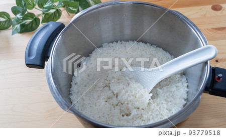 圧力鍋で炊いたご飯|炊きたての白米 圧力鍋で炊いたご飯|炊きたての白米 93779518