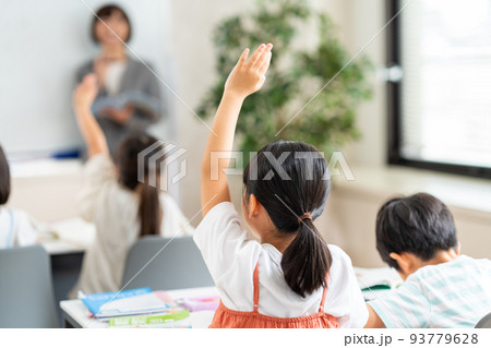 授業中に手を挙げる女の子 授業中に手を挙げる女の子 93779628