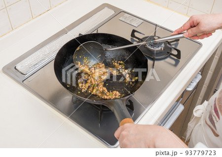 【マーボー茄子を作る　水溶き片栗粉を混ぜる】 93779723