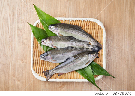 ザルに乗せたニジマス 93779970