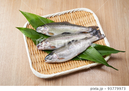 ザルに乗せたニジマス 93779973