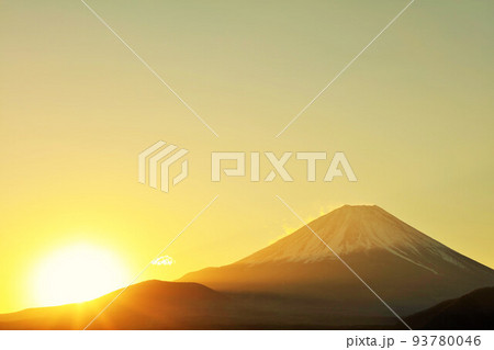 日本の夜明け　富士山と太陽 93780046