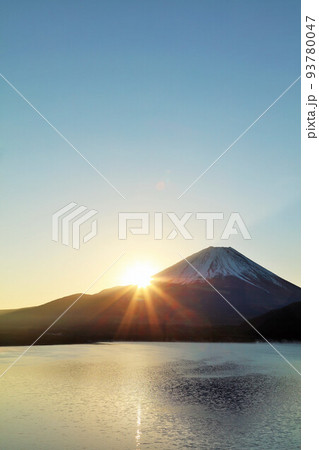 日本の夜明け　富士山と太陽 93780047