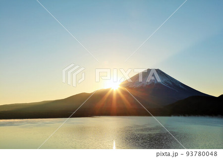 日本の夜明け　富士山と太陽 93780048