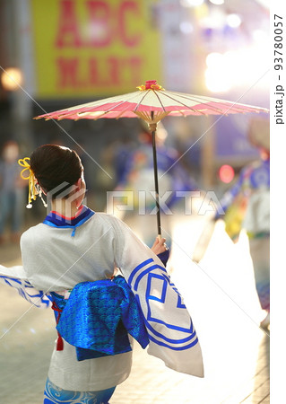 よさこい　和傘で踊る女性 93780057