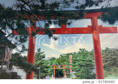 稲毛浅間神社の鳥居前の風景 93780085