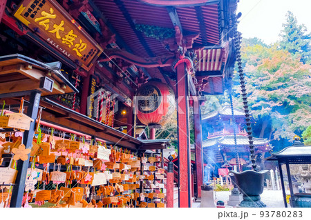 水澤寺本堂と六角堂 93780283