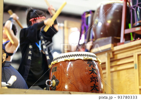 よさこいで和太鼓を叩く よさこいで和太鼓を叩く 93780333