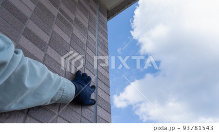 外壁を点検する作業員。外壁のひび割れ・目地の劣化。 93781543
