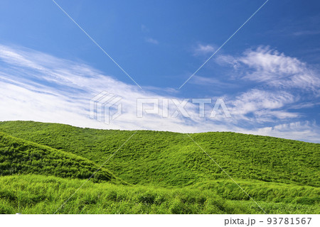 爽やかな青空と丘の風景 93781567