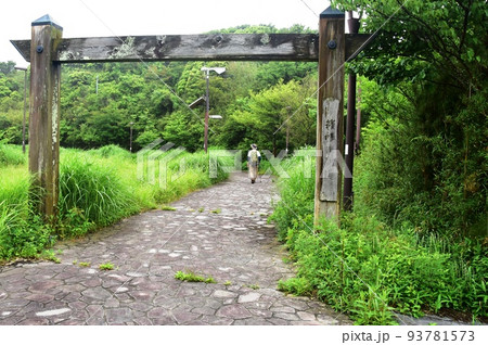三島市 箱根峠の箱根旧街道冠木門と新緑とハイカー 三島市 箱根峠の箱根旧街道冠木門と新緑とハイカー 93781573