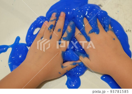 手作りスライムで遊ぶ幼稚園児 93781585