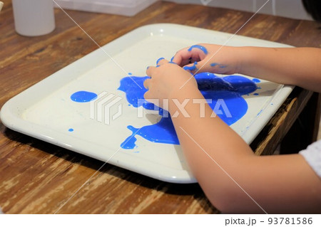 手作りスライムで遊ぶ幼稚園児 手作りスライムで遊ぶ幼稚園児 93781586