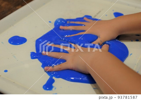 手作りスライムで遊ぶ幼稚園児 93781587