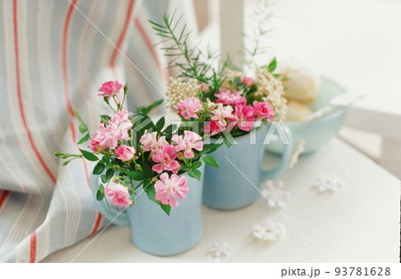 ブルーのアンティークマグに活けられたレンゲの花 93781628