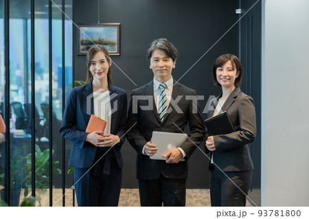 プライベートバンクで働くエグゼクティブチーム 93781800