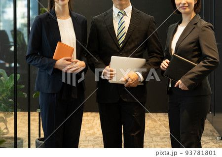 最先端オフィスで働くスーツ姿のビジネスチーム 顔無し 最先端オフィスで働くスーツ姿のビジネスチーム 顔無し 93781801