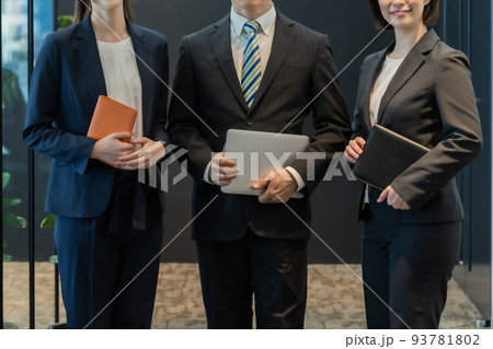 最先端オフィスで働くスーツ姿のビジネスチーム　顔無し 93781802