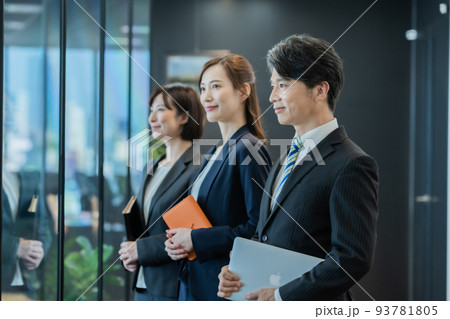 最先端オフィスで働くスーツ姿のビジネスチーム 最先端オフィスで働くスーツ姿のビジネスチーム 93781805
